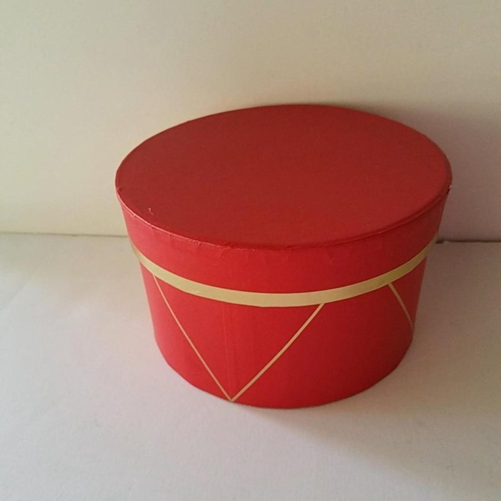 Circle Gift Box Red And Gold - Picture 2 of 8